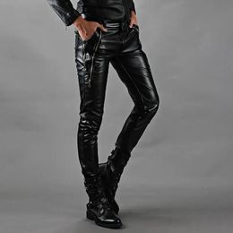 Idopy Mode Heren Kunstleer Broek Met Bezaaid Stage Performance Punk Motorfiets Biker Slim Fit PU Party Broek Voor Mannelijke 231229