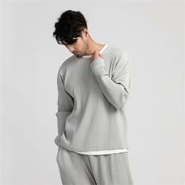 IEFB Per-vente Vêtements pour hommes Japonais Stretch Tissu Plissé Lâche Tops Col Rond Lâche À Manches Longues T-shirt Homme Nouveau 9Y3057 210409