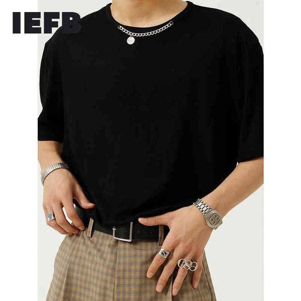 IEFB été couleur unie blanc noir Tee hauts Simple tendance chaîne conception T-shirt hommes personnalité col rond vêtements 210524