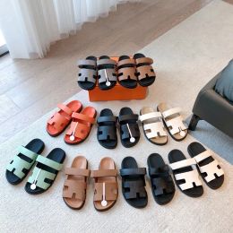 Slippers Chypre Sandal Designer Sliders Flip Flops Sandales plates pour la plage Comfort Chalfskin Le cuir en cuir naturel en daim naturel en noir Noir Beigecfbs #