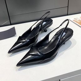 Tisos de diseñador ummer triángulo sandalias de cuero cepillado zapatos para mujeres bombas de lineza