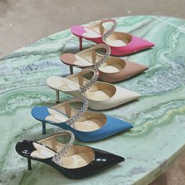 Diseñador Choo High Heels Sandalias para mujeres Marca de verano de la marca de verano Stiletto Pombs zapatos de vestir Londres Slingback
