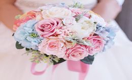 Iffo nieuwe bruid met boeket roze lichtblauw licht mooie bruiloft simulatie rozenbos bruiloft bruidsboeket1243231