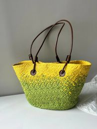 Illaka Palm Fiber Cuir de vache Anagram Basket Bag Tissé à la main Beach Basket Totes Tubular ox Leather Strap and Top Handle Sacs à main Couleur Gradient Straw Woven Bags Summer