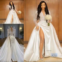 Illusion Pearls Crystal Country Marid Robes 2024 Africain Long Manche Long Side Split Arabe Satin Church Garden Bridal Reception Robe de Mariee 0431