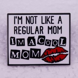 Je ne suis pas comme une maman ordinaire, je suis une maman cool à lèvre rouge Hot Mother Badges Badges de films anime mignons jeux d'épingles en émail dur collectez le dessin animé en métal broche