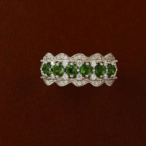 Imitatie Diopside Ring voor vrouwen, lichte luxe, hoogwaardige verzilverd, uniek openingsontwerp, elegantie