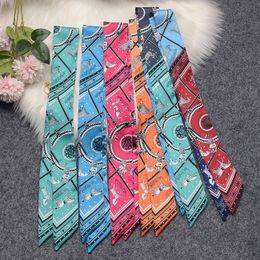Los pañuelos de seda de imitación son adornos versátiles, pañuelos de azafata, cintas para la cabeza, cintas largas finas y estrechas y pañuelos de cuello pequeño.