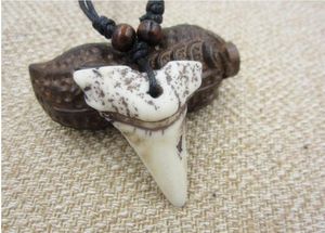 Imitatie Yak Bone Carving Shark Tand Charm Hanger Hout Kralen Retro Ketting Amulet Gift Travel Souvenir 2021