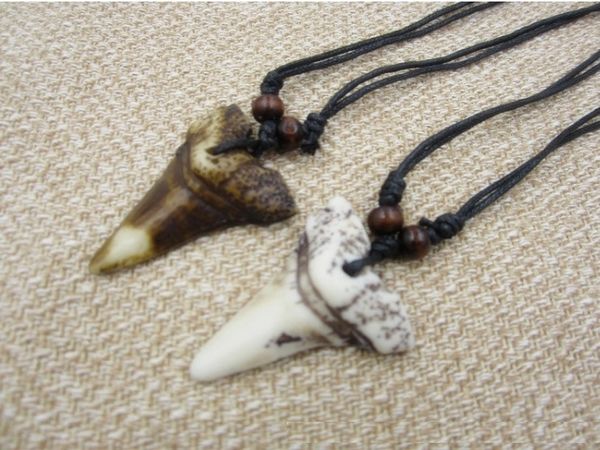 Pendentif à breloque en forme d'os de Yak, sculpture de dent de requin, perles en bois, collier rétro, amulette, cadeau Souvenir de voyage