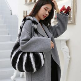 Boulettes de cheveux de lapin Rex en peau entière importées, grande capacité, une épaule, personnalité, grand sac, tendance de la mode, fourrure pour femmes b 240104