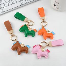 In bulk schattige pony sleutelhangers hangselpaar pu lederen cartoon schooltas zink legering auto sleutelhang ketting sieraden accessoires cadeau