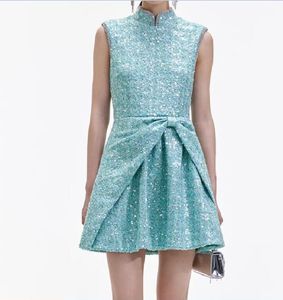 Au début du printemps 2024, Self Portrait Qianjin, robe de luxe vert clair, couleurs mélangées, avec diamants et paillettes, robe sans manches sans taille