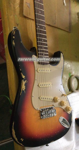 En stock 1960 Relic Chocolate 3 tonos Sunburst Guitarra eléctrica Diapasón de palisandro Incrustaciones de puntos Crema Perillas Pickguard Pastillas SSS Puente trémolo Whammy Bar