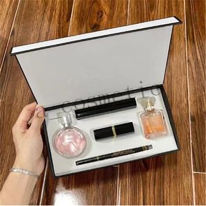 ¡En stock! Set de regalo de maquillaje 5 en 1 Cosméticos de perfume Conjunto de colección de regalos navideños Máscara resistente al agua Delineador de ojos Cosmético Lápiz labial mate Kit de perfume de maquillaje