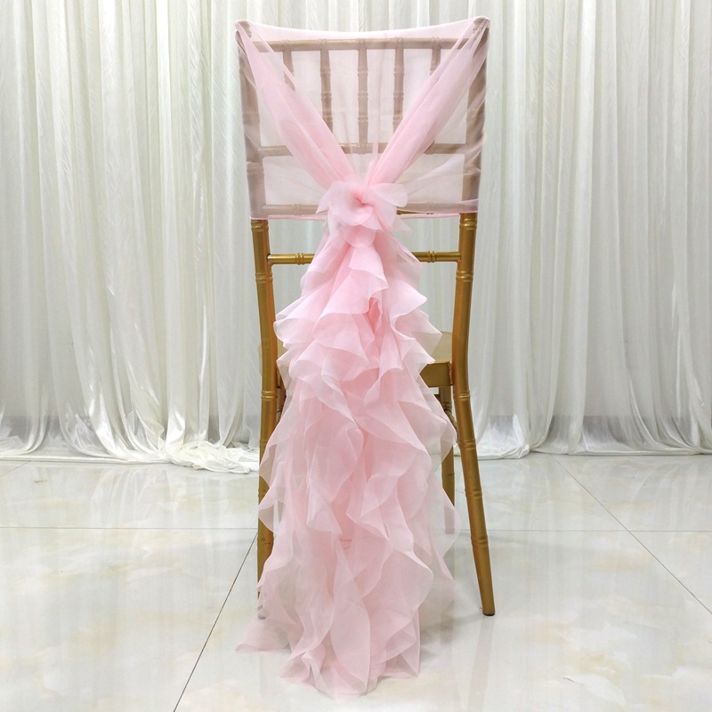 W rumieniu różowego falbany okładki krzesełka zabytkowe romantyczne krzesło Piękne modne dekoracje ślubne