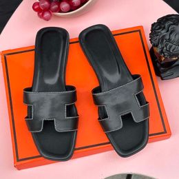 Diseñador Oran Slippers Sandalias Sandalias para la zapatilla para mujeres Zapatos de mocasines casuales Toblos de playa al aire libre Bottófa plana con hebilla unisex de cuero genuino