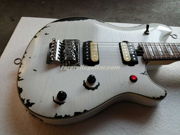 En stock Eddie Edward Van Halen Reliquia Heavy White sobre la guitarra eléctrica negra Floyd Rose Tremolo, botón Red Kill Switch, soportes de correa de gancho de los ojos