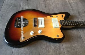 Guitare électrique Jazzmaster Journeyman Faded 3 tons Sunburst, micros P90 blancs, corps en aulne, accordeurs vintage, pont trémolo Pickguard or vieilli