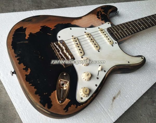 En stock John Mayer Black One Masterbuilt Relic Guitare électrique Corps en aulne Matériel vintage en or Peinture Nitrolacquer Accordeurs blancs Tremolo Bridge Whammy Bar