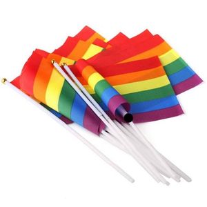 En stock al aire libre mini lesbiana arco iris gay lgbt orgullo bandera que agita de la mano para celebraciones