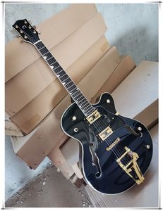 Op voorraad Semi-holle body gouden hardware 2 pickups elektrische gitaar met zwarte pickguard, palissander toets, kan worden aangepast