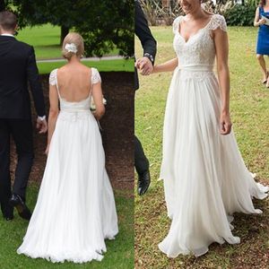 Superbe épaule coiffée pays robe de mariée col en V dentelle appliques haut dos nu en mousseline de soie plage robes de mariée avec ceinture sur mesure