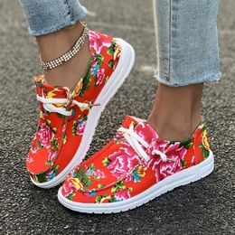 En la primavera de 2024, los nuevos zapatos planos casuales de gran tamaño para mujer con cabezas redondas y flores grandes en el noreste de China son los zapatos casuales.T5ym#