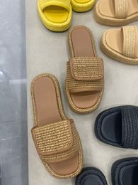 Augmenter les pantoufles d'été pour femmes, nouvelles chaussures tissées, pantoufles de plage en éponge de paille, sandales 2024