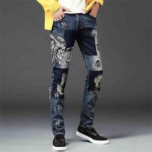 Indien Crâne Broderie Trous Hommes Mince Droite Jeans Bleu Stretch Coton Denim Déchiré Patch Mode Pantalon 210331