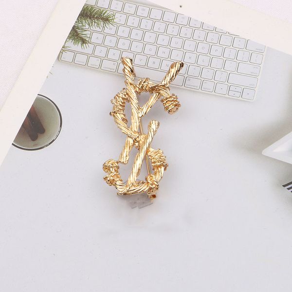 Individualidad Chapado en oro Marca Diseñador Letras Broche Moda Mujeres famosas Aleación Letra Perla Parejas de lujo Cristal Rhinestone Traje Pin Accesorios de joyería