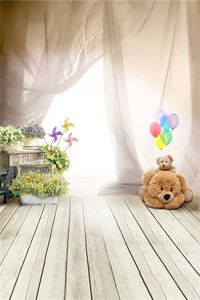 Indoor babykamer achtergrond fotografie fel licht zacht gordijn speelgoed beer kleurrijke ballonnen kinderen kinderen foto achtergrond houten planken vloer