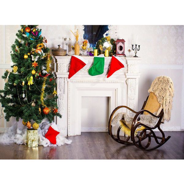 Fondo de foto de fiesta de Navidad de chimenea interior impreso sombreros rojos calcetín verde silla bolas doradas decorado árbol de Navidad telón de fondo