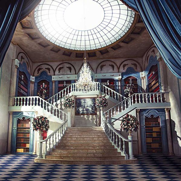 Escalier intérieur toile de fond bibliothèques de photographie rideau bleu cercle lumineux lucarne cristaux lustre luxe mariage Photo Studio fond