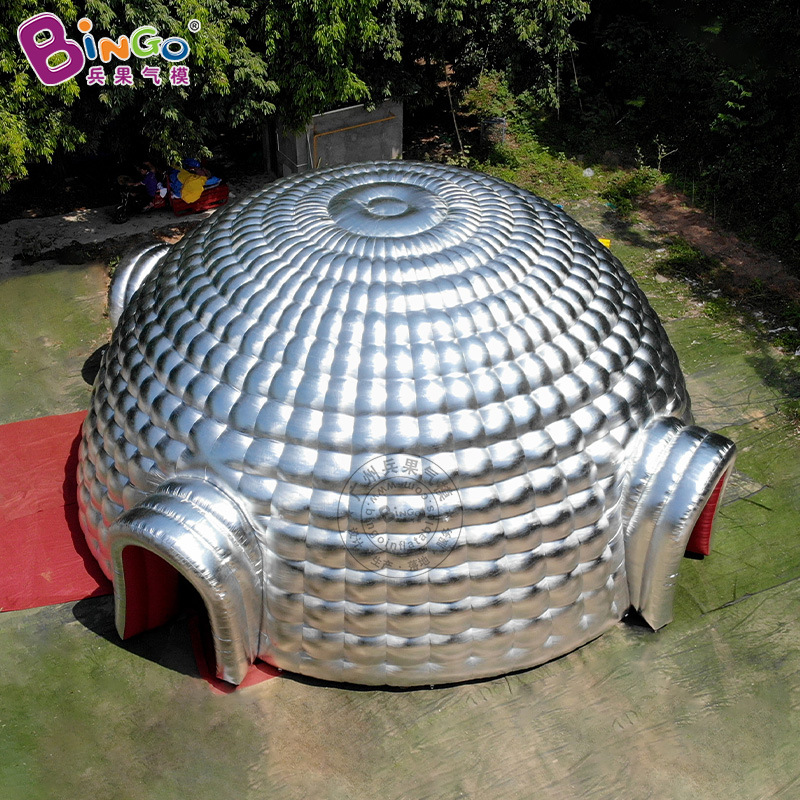 Aufblasbares großes Kuppelzelt (silber von außen und rot von innen) Außenausstellungsmodell im Freien