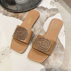 Infrarood draagt sandalen met vlakke bodem voor dames zomer 2024 Nieuwe veelzijdige Koreaanse versie Strass Riethestone oversized slippers