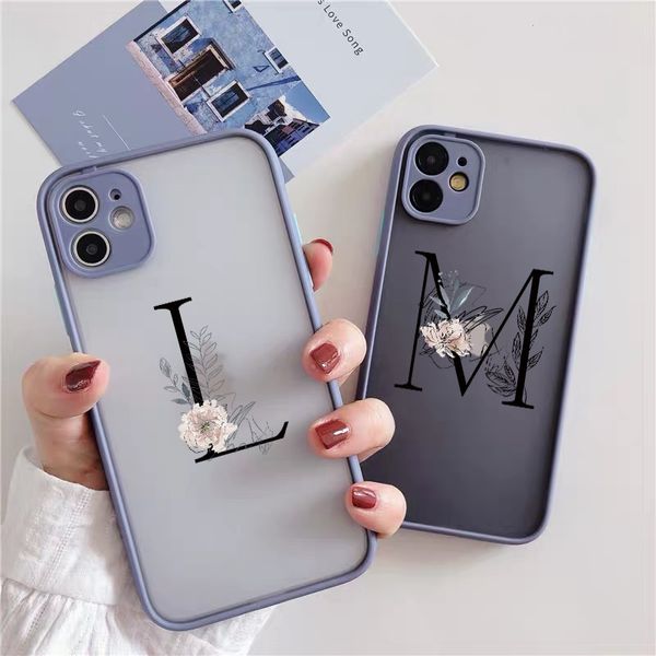 Case de teléfono de letra inicial para iPhone 15 13 12 mini 11 14 Pro x xr xs max 7 8 más SE20 Flower retro Hard -improvisada