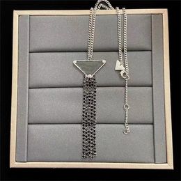 Eerste hanger designer kettingen Goud zilveren chiaanse mannen en vrouwelijke geliefden omgekeerde driehoek liefde hangers alfabetische opdruk luxe designer sieraden ketting