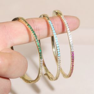 Binnenste maat 60 mm turquoises steen kleurrijke regenboog zirkoon dunne bangle armband voor vrouwen mannen dame geschenk geplaveid 5a kubieke zirconia cadeau sieraden