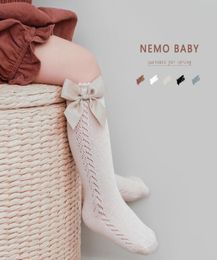 INS Baby enfants chaussettes hautes en tricot creux 2021 printemps filles chaussettes à trous désossées faites à la main style espagnol enfants ruban arc jambes 3930516