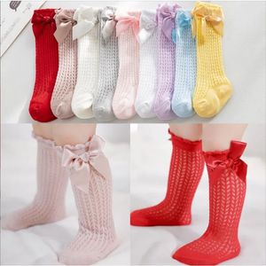 INS bébé chaussettes infantile fille genou chaussettes hautes tricot tube ébouriffé évider longs bas avec arc uniforme scolaire leggings enfants vêtements 9 couleurs