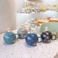 Astronautes de dessins animés de style inscrit et tasse de thé au café en céramique lune avec cuillère