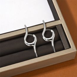 INS Franse premium metalen uniek design trend merk onregelmatige oorbellen dames eenvoudig licht luxe mode charme sieraden