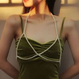 INS perles d'imitation faites à la main nœud papillon collier de corps sexy chaîne de poitrine bijoux de corps pour femmes perles de luxe haut soutien-gorge chaîne de poitrine 240122