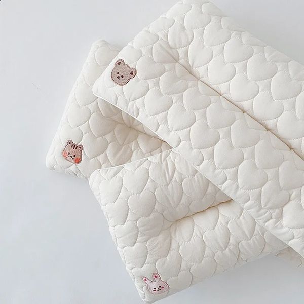 Ins-almohada coreana para niños pequeños, almohadas lavables suaves con bordado de oso para dormir, juego de cama cómodo 240308