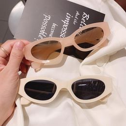 Ins populaire mode petit œil de chat lunettes de soleil femme Vintage lunettes ovales hommes Champagne thé lunettes de soleil nuances UV400