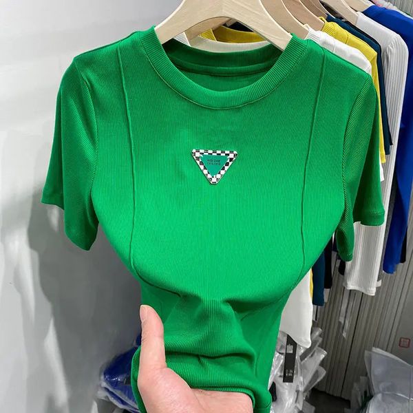 Ins Tornillo Hilo Algodón Sólido Verde Niza Mini Camisetas Marca Triángulo Etiqueta Chic Crop Tops Oficina Señoras Básico Verano Grande 2XL 240325