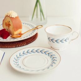 Ins Style Ceramics Mug Retro Golden Trim British Afternoon Tetend Bos Bone China Coffee tasse de café avec Saucer Breakfast Breakfast Dessert Cup 240508
