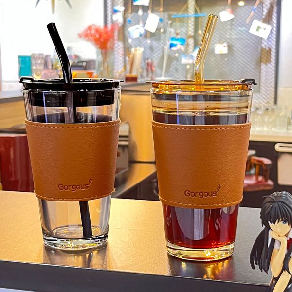 Tasse de café en verre de style avec des tasses de couvercle scellées en paille