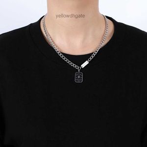 Ins titanium en acier Collier Womens Senior Design Cool Wind Small Crowd Luxury Chain Hip-Hop Pull Chaîne masculine Accessoires